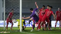 Pemain Persita Tangerang, Javlon Guseynov (tengah) mencetak gol kemenangan ke gawang Persija Jakarta pada laga lanjutan BRI Liga 1 2022/2023 di Stadion Indomilk Arena, Tangerang, Selasa (28/03/2023). (Bola.com/Bagaskara Lazuardi)