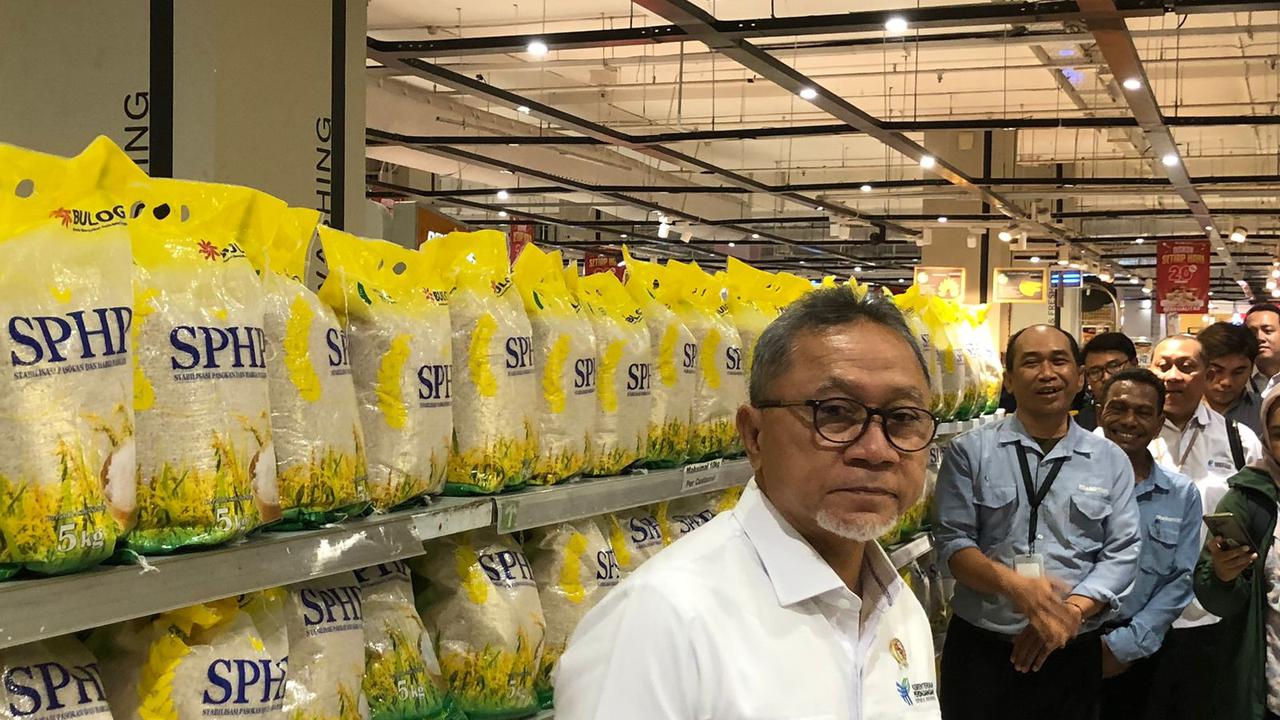 Menteri Perdagangan (Mendag) Zulkifli Hasan saat memantau harga beras ke Transmart Cempaka Putih, Jakarta, Senin (19/2/2024). (Foto: Liputan6.com/Tira S)