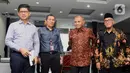 Tiga pimpinan KPK, Laode M Syarif, Saut Situmorang dan Agus Rahardjo (ki-ka) bersiap mengajukan judicial review UU Nomor 19 Tahun 2019 tentang KPK di Gedung MK, Jakarta, Rabu (20/11/2019). Mereka bersama Koalisi Masyarakat Sipil Antikorupsi bakal jadi pemohon. (Liputan6.com/Helmi Fithriansyah)