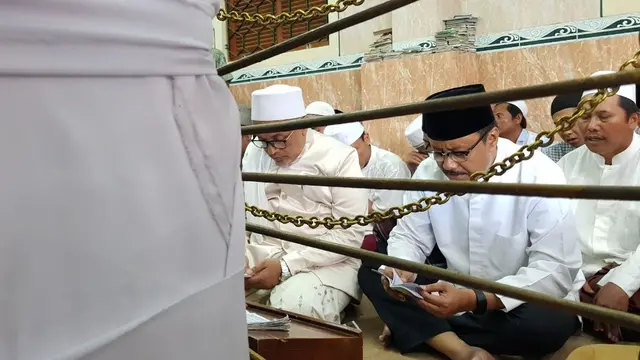 Pertemuan kali ini digelar usai Gus Ipul dan KH Idris Hamid berziarah ke makam KH Abdul Hamid yang berada tepat di belakang masjid Jami Pasuruan.