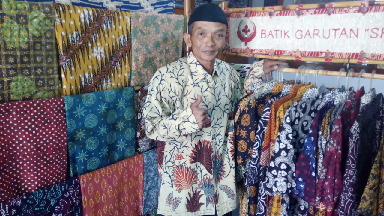 Agus menunjukan motif batik tulis Garutan di Gerainya