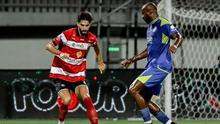 Bek Madura United, Pedro Monteiro mencoba melewati penjagaan striker Arema FC, Joel Vinicius dalam laga pekan ke-22 BRI Super League di Stadion Gelora Madura Ratu Pamelingan, Pamekasan, Sabtu (21/2/2026) malam. (Dok. Madura United)