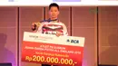 Kevin Sanjaya menerima penghargaan dari Djarum Foundation atas prestasi gemilang pada ajang All England 2018 di  Grand Indonesia, Jakarta (28/3/2018). Kevin menerima deposito sebesar Rp 200 juta. (Bola.com/Nick Hanoatubun)