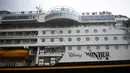 Penampilan kapal pesiar Disney Wonder yang melintasi terusan Panama, Panama (29/4). Kapal milik Disney ini merupakan kapal pesiar pertama yang melintasi terusan Panama. (AFP Photo/Rodrigo Arangua)