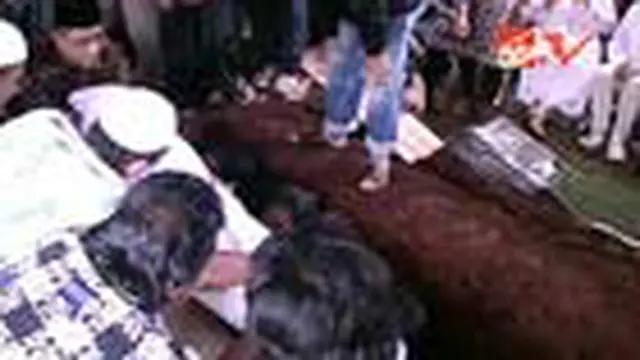 Bismar Siregar Dikebumikan di TPU Jeruk Purut