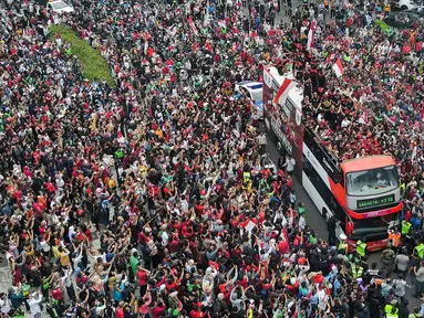 Suasana arak-arakan Timnas Indonesia U-22 di Bundaran HI, Jakarta, Jumat (19/5/2023). (Liputan6.com/Herman Zakharia)