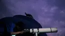 Petugas menyeting alat teropong pengamatan terjadinya Gerhana Bulan di Planetarium Taman Ismail Marzuki, Jakarta, (8/10/14).(Liputan6.com/Johan Tallo) 