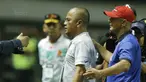 Manajer Madura United, Haruna Soemitro, diusir wasit saat pertandingan melawan PS TNI pada laga Liga 1 Indonesia di Stadion Pakansari, Bogor, Senin (18/9/2017). Madura United menang 3-2 atas PS TNI. (Bola.com/M Iqbal Ichsan)