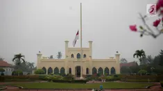 Bendera setengah tiang berkibar di Istana Siak Sri Indrapura, Kabupaten Siak, Riau, Kamis (12/9/2019). Pengibaran bendera setengah tiang itu dilakukan sebagai Hari Berkabung Nasional selama tiga hari ke depan untuk menghormati almarhum Presiden ke-3 Indonesia BJ Habibie. (Liputan6.com/Faizal Fanani)