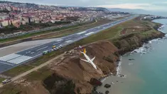 Sebuah pesawat dari maskapai Pegasus Airlines nyaris terperosok ke dalam laut di bandara Trabzon, Turki, Minggu (14/1). Peristiwa tersebut terjadi setelah pesawat mendarat dan  tergelincir dari landasan pacu. (DOGAN NEWS AGENCY/AFP)