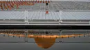 Seorang biksu mempersiapkan diri jelang melakukan ritual Makha Bucha Day di kuil Wat Dhammakaya, Bangkok, Thailand (11/2). (AFP/Lillian Suwanrumpha)