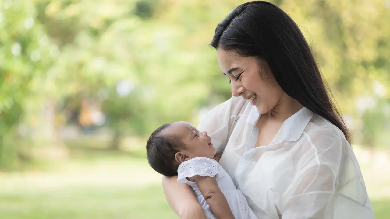 menggendong bayi