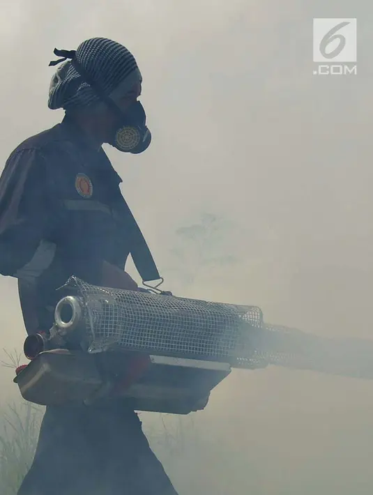 Petugas dari Puskesmas Kecamatan Cengkareng melakukan pengasapan (fogging) untuk membasmi nyamuk Demam Berdarah di Kawasan Kedaung, Jakarta Barat, Selasa (23/4). Pengasapan (fogging) dilakukan sebagai langkah pengendalian vektor nyamuk DBD . (merdeka.com/Imam Buhori)