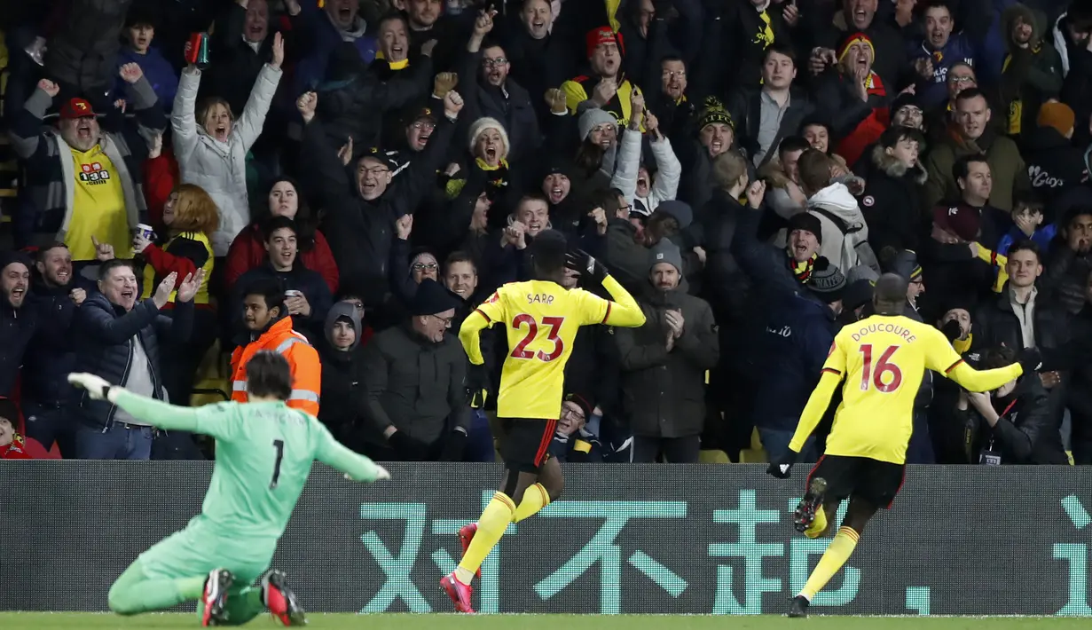 Gelandang Watford, Ismaila Sarr, melakukan selebrasi usai membobol gawang Liverpool pada laga Premier League di Stadion Vicarage Road, Sabtu (29/2/2020). Watford menang 3-0 atas Liverpool. (AP/Alastair Grant)