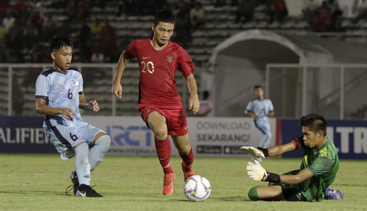 Striker Timnas Indonesia U-16, Wahyu Pratama, berusaha melewati kiper Kepulauan Mariana Utara pada laga babak Kualifikasi Piala AFC U-16 2020 di Stadion Madya, Jakarta, Rabu (18/9). Indonesia menang 15-1. (Bola.com/Yoppy Renato)