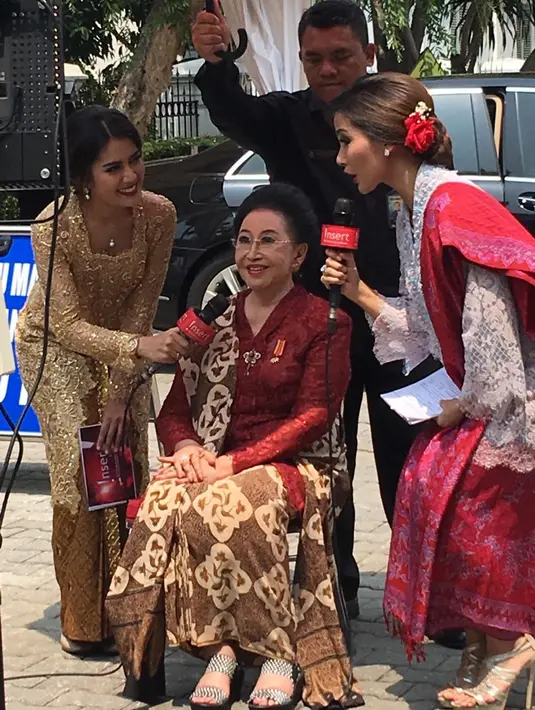 <p>Ibu Mooryati Soedibyo dibalut kebaya merah dan kain batik sebagai rok dan selendang yang serasi. [Foto: Instagram/mooryatisoedibyo]</p>