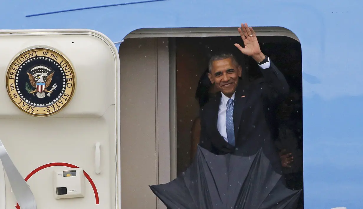 Presiden AS, Barack Obama melambaikan tangan saat turun dari pesawat Air Force One setibanya di Bandara Internasional Havana, Kuba, Minggu (20/3). Kunjungan Obama ini yang pertama dilakukan seorang presiden AS sejak 88 tahun lalu. (REUTERS/stringer)