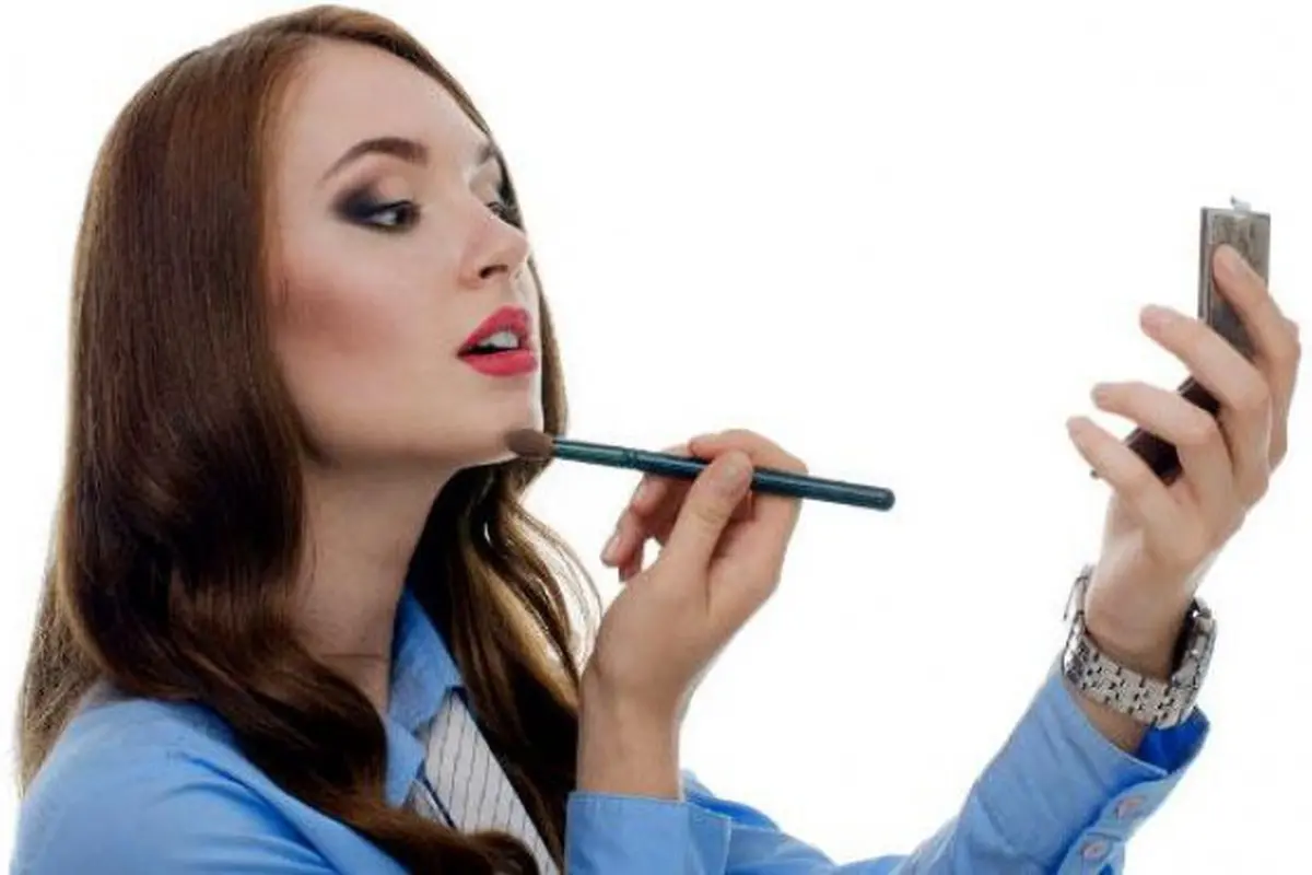 5 Produk Kecantikan yang Wajib Ada di Tas Wanita Karir