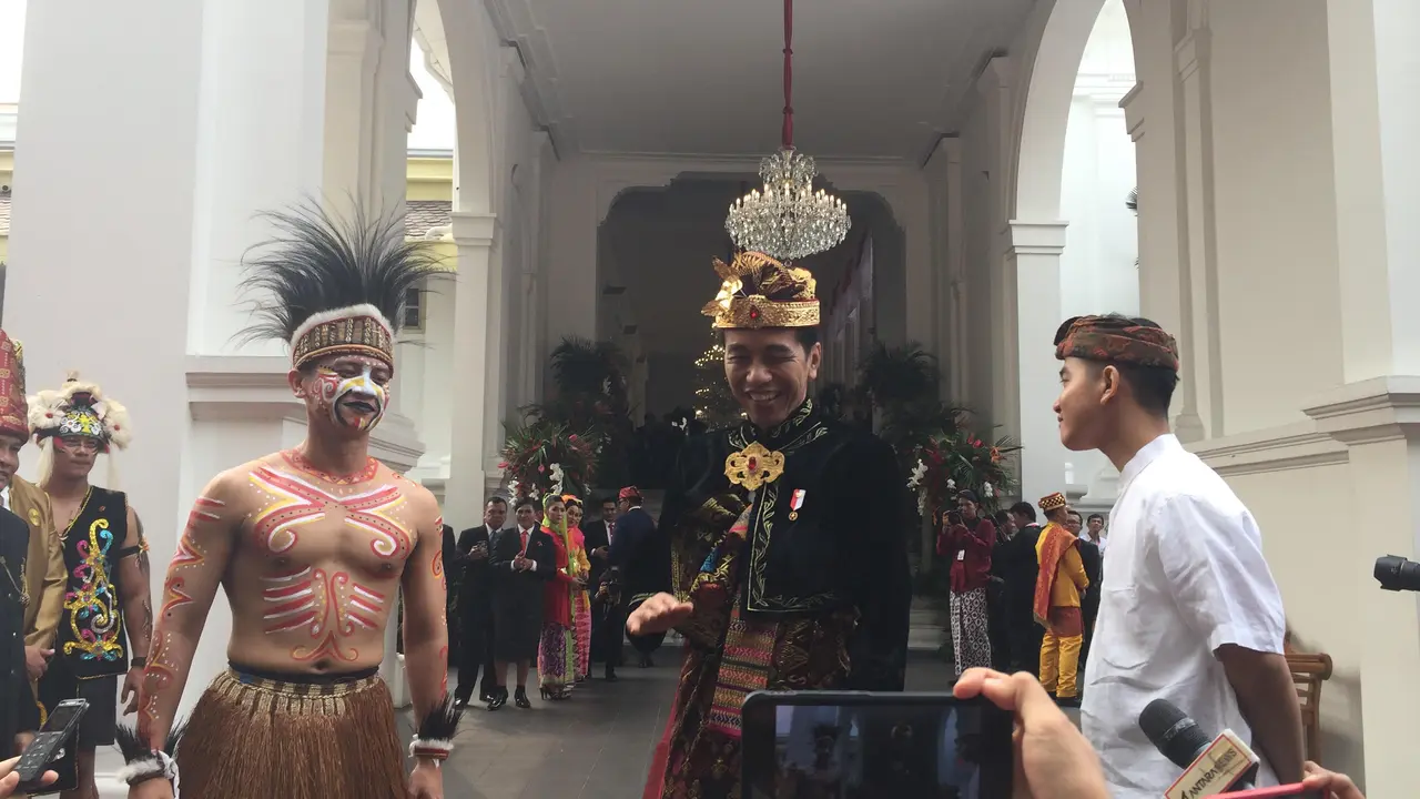 Jokowi dan Ajudan Ikut Berbaju Adat