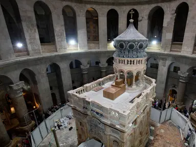 Kondisi Edicule di dalam Gereja Makam Kudus yang sedang direnovasi, Yerusalem (20/3). Selama sembilan bulan, perbaikan makam Yesus Kristus menitikberatkan restorasi pada struktur kecil di atas tempat pembaringan (Edicule). (AP Photo/Sebastian Scheiner)