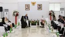 Menko PMK, Puan Maharani menggelar pertemuan dengan Wakil Presiden Iran, Masuomeh Ebtekar di Jakarta, Rabu (2/5). Pertemuan membahas kerjasama Indonesia dan Iran dalam berbagai hal, salah satunya pemberdayaan perempuan. (Liputan6.com/HO/Humas Kemenko PMK)