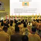 Ketua Umum Partai Golkar Airlangga Hartarto memukul gong saat membuka Rakernas Partai Golkar 2018 di Jakarta, Kamis (22/3). Rakernas Partai Golkar akan berlangsung pada 22-23 Maret 2018. (Merdeka.com/Iqbal Nugroho)