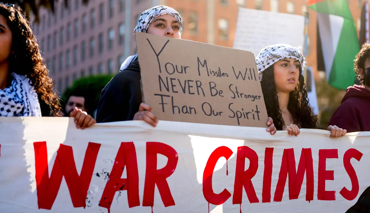 Seraya meraka menyerukan perubahan ekonomi dan isu lingkungan hidup, serta mengibarkan bendera Palestina. (AP Photo/Noah Berger)