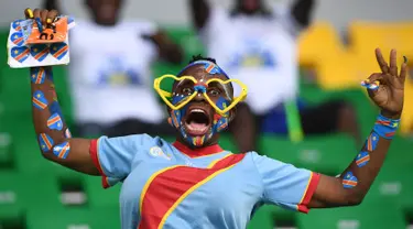 Seorang suporter Republik Demokratik Kongo bersorak mendukung timya sebelum pertandingan Togo melawan DR Kongo pada grup C Piala Afrika 2017 di Port-Gentil pada 24 Januari 2017. (AFP Photo/Justin Tallis)