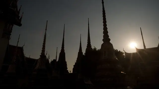 Tempat-tempat liburan kota yang populer lainnya termasuk Bangkok dan London, keduanya memegang nomor dua dan tiga tempat mereka dalam daftar Euromonitor.
