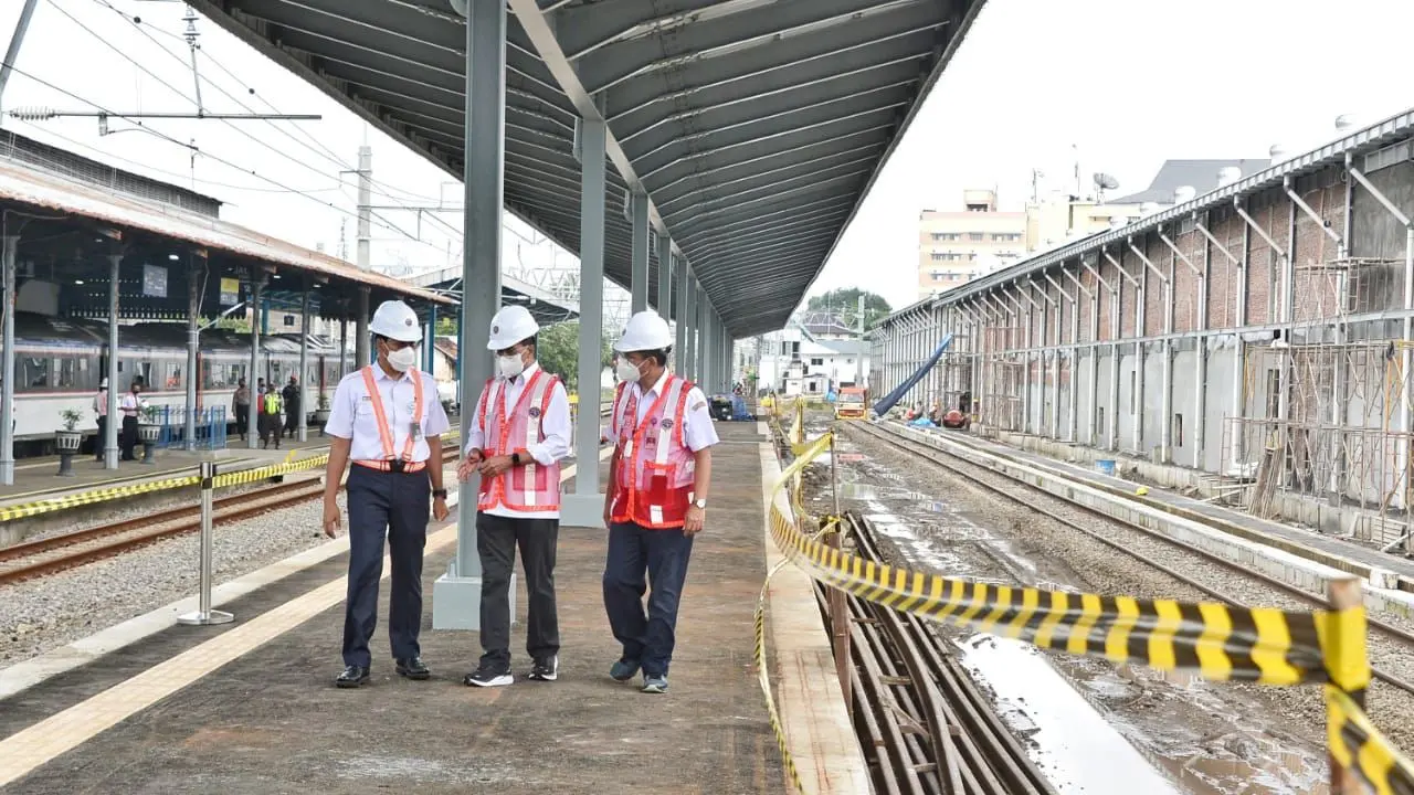 Menteri Perhubungan (Menhub) Budi Karya Sumadi meninjau proyek pengembangan KRL Yogyakarta-Solo