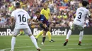 Gelandang Barcelona, Philippe Coutinho, melepaskan tendangan saat melawan Huesca pada laga La Liga Spanyol di Stadion Camp Nou, Barcelona, Minggu (2/8/2018). Barcelona menang 8-2 atas Huesca. (AFP/Lluis Gene)