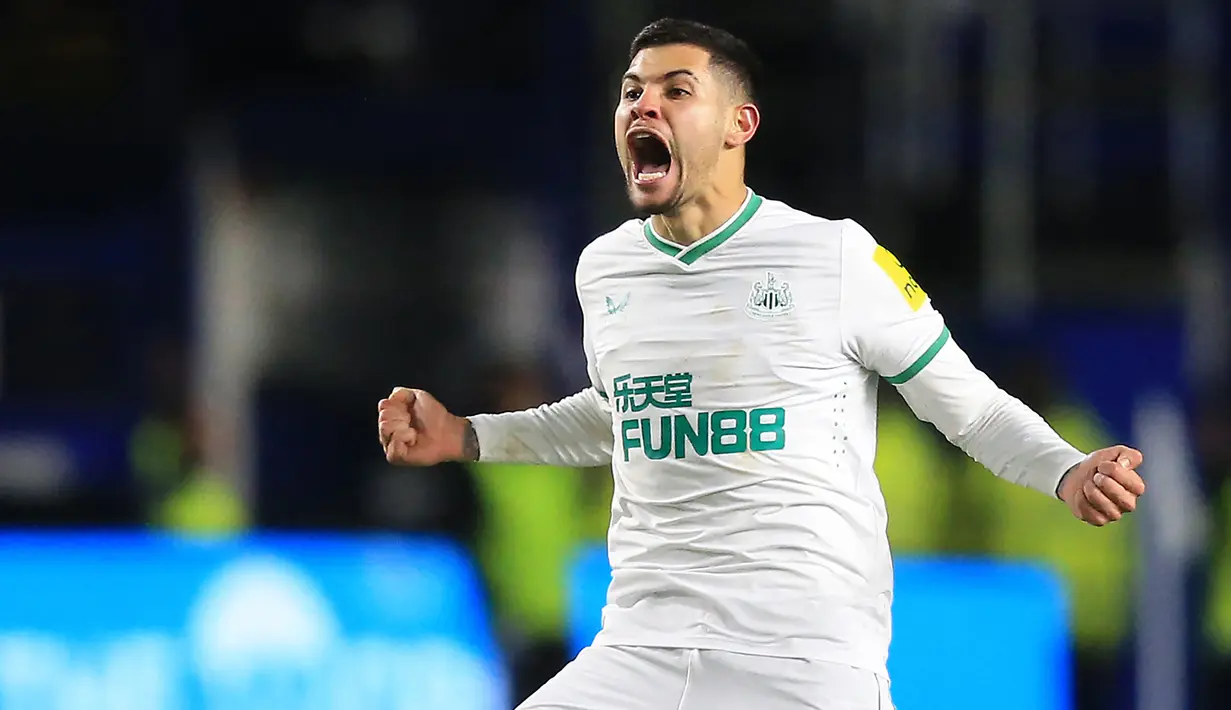 Bruno Guimaraes akhirnya mampu memperkecil skor menjadi 1-2 lewat golnya pada menit ke-69. (AFP/Lindsey Parnaby)