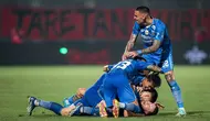 Persib Bandung menahbiskan sebagai juara Championship Series BRI Liga 1 2023/2024 setelah mengalahkan Madura United 3-1 pada laga final leg kedua di Stadion Gelora Bangkalan, Madura, Jumat (31/5/2024). Ketiga gol Maung Bandung dicetak oleh David Da Silva (60'), Marc Klok (86) dan Beckham Putra (90+2). Satu-satunya gol hiburan tim tuan rumah dicetak lewat eksekusi penalti Slamet Nurcahyono (90+7). Secara agregat, tim asuhan Bojan Hodak unggul agregat 6-1 setelah di leg pertama menang 3-0. (Bola.com/Bagaskara Lazuardi)