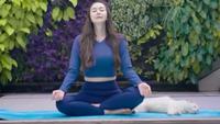 6 Potret Area Kolam Renang Rumah Aura Kasih, Spot Favorit untuk Yoga