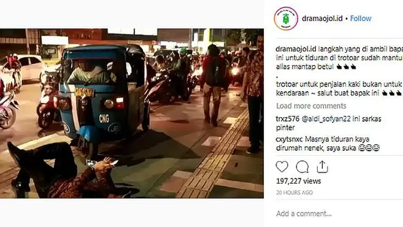 Seorang pria nekat beristirahat tiduran di atas salah satu titik trotoar di Jakarta