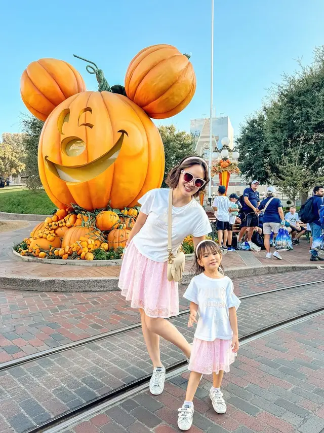 6 Gaya Kembar Shandy Aulia dan Claire Saat Quality Time di Disneyland, Kenakan Outfit Feminin Kasual Serba Dior
