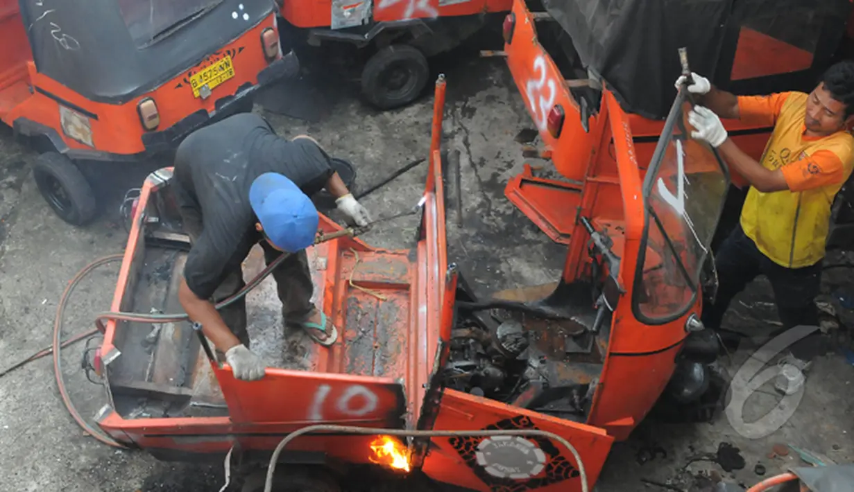 Pemerintah Provinsi  DKI Jakarta meremajakan 7000 unit Bajaj dua tak yang selama ini menggunakan bahan bakar Premium. Bajaj itu dimusnahkan dan diganti Bajaj biru berbahan bakar gas (BBG), Jakarta, Rabu (4/3/2015). (Liputan6.com/Herman Zakharia)
