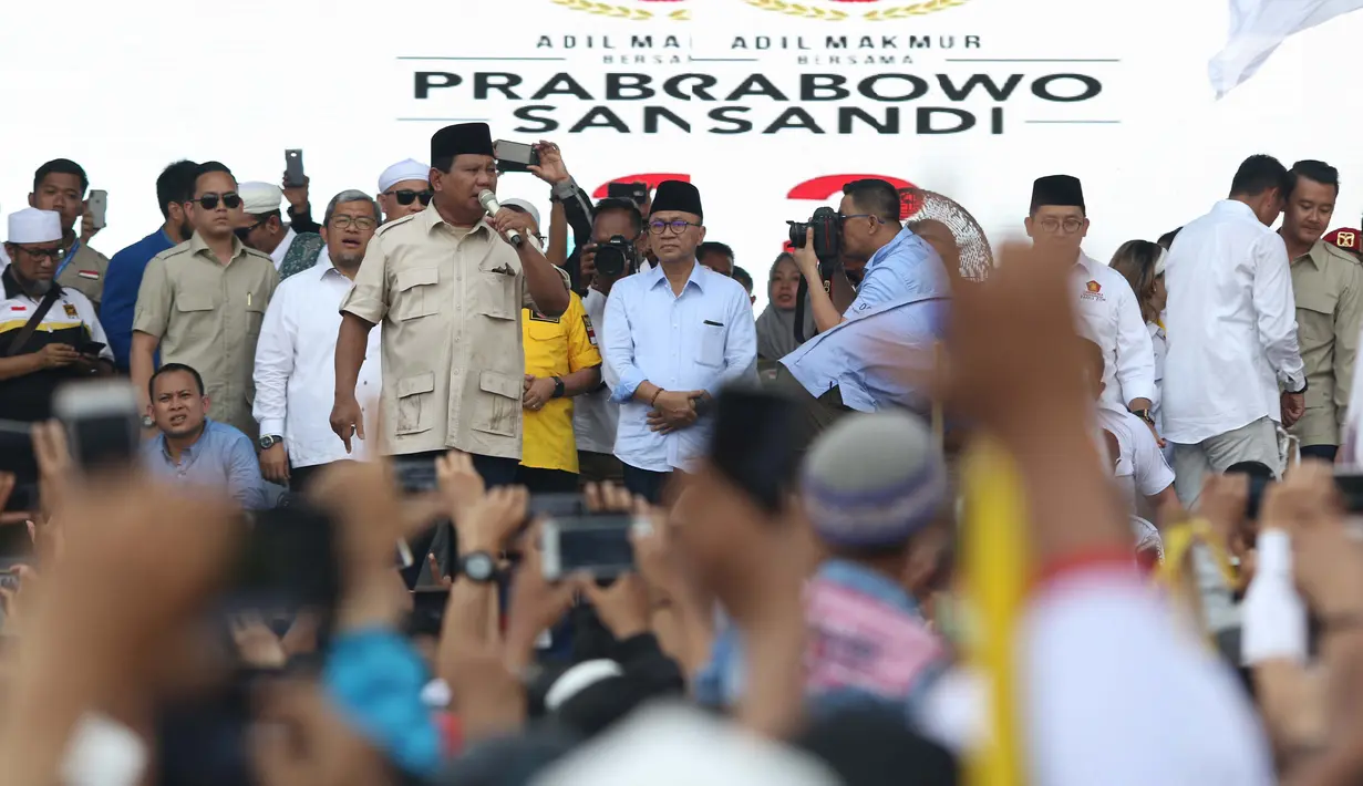 Capres nomor urut 02, Prabowo Subianto saat berorasi di depan pendukungnya di area Stadion Pakansari, Kab Bogor, Jumat (29/3). Kampanye terbuka itu dihadiri sejumlah tokoh partai politik yang tergabung dalam Koalisi Indonesia Adil Makmur. (Liputan6.com/Helmi Fithriansyah)