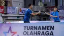 Mantan pebulu tangkis Indonesia, Mohammad Ahsan (kiri) dan penyanyi sekaligus selebritas Indonesia, Ziva Magnolya melakukan selebrasi setelah mencetak poin pada laga semifinal Turnamen Olahraga Selebriti Indonesia (TOSI) Season 4 melawan pasangan mantan pebulu tangkis Indonesia, Debby Susanto dan selebritas, Rafael Tan di GOR UNJ, Rawamangun, Jakarta, Minggu (02/11/2025). (Bola.com/Bagaskara Lazuardi)