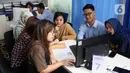 Petugas melayani masyarakat yang ingin melaporkan SPT di Kantor Direktorat Jenderal Pajak di Jakarta, Rabu (11/3/2020). Hingga 9 Maret 2020, pelaporan SPT pajak penghasilan (PPh) orang pribadi yang telah diterima Kantor Pajak telah mencapai 6,27 juta. (Liputan6.com/Angga Yuniar)