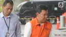 Direktur Utama PTPN III (Persero), Dolly Pulungan dikawal petugas tiba di Gedung KPK, Jakarta, Kamis (28/11/2019). Dolly Pulungan diperiksa sebagai tersangka terkait menerima suap pengelolahan Distribusi gula di PTPN III. (merdeka.com/Dwi Narwoko)