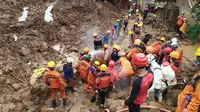 Tim SAR gabungan mengevakuasi jasad korban longsor di Desa Cihanjuang, Kecamatan Cimanggung, Kabupaten Sumedang, Kamis (14/1/2021). (Foto: Dok. Basarnas)