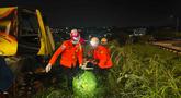 Personel dari Badan Nasional Pencarian dan Pertolongan (Basarnas) Semarang melakukan evakuasi korban kecelakaan bus di Exit Tol Krapyak Kota Semarang, Jawa Tengah, Senin (22/12/2025) dini hari. Kecelakaan maut terjadi di Simpang Susun Exit Tol Krapyak, Kota Semarang, pada Senin dini hari, 22 Desember 2025, sekitar pukul 00.30 WIB. (Foto: Basarnas Semarang)
