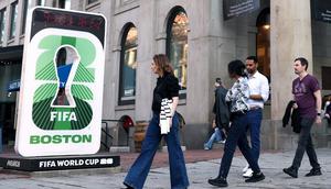 Sebuah papan iklan yang mempromosikan Piala Dunia 2026 terlihat di luar Faneuil Hall Marketplace pada 10 Maret 2026 di Boston, Massachusetts. (Maddie Meyer/Getty Images via AFP)