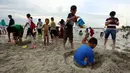 Sejumlah anak-anak bermain pasir di Pantai Ancol, Jakarta, Senin (26/6). Ancol tetap menjadi primadona tempat wisata bagi warga Jakarta dan sekitar untuk mengisi libur Lebaran. (Liputan6.com/Johan Tallo)