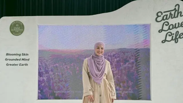 Natasha Rizky Mix and Match Hijab dengan Plisket Dress
