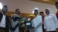 Harnojoyo-Finda resmi mendaftarkan diri maju Pilwalkot ke KPU Palembang (Liputan6.com / Nefri Inge)