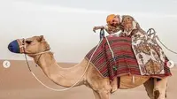 Ririn Ekawati Tetap Tampil Cantik Saat Naik Unta di Dubai