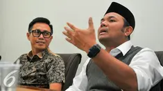 Bacagub DKI dari partai PKS, Muhammad Idrus saat berbincang dengan Eko Patrio di Graha Komando, Kalimalang, Jakarta, Selasa (19/4). Kunjungan Idrus bagian dari silahturahmi dan berdiskusi mengenai kondisi Jakarta saat ini. (Liputan6.com/Yoppy Renato)