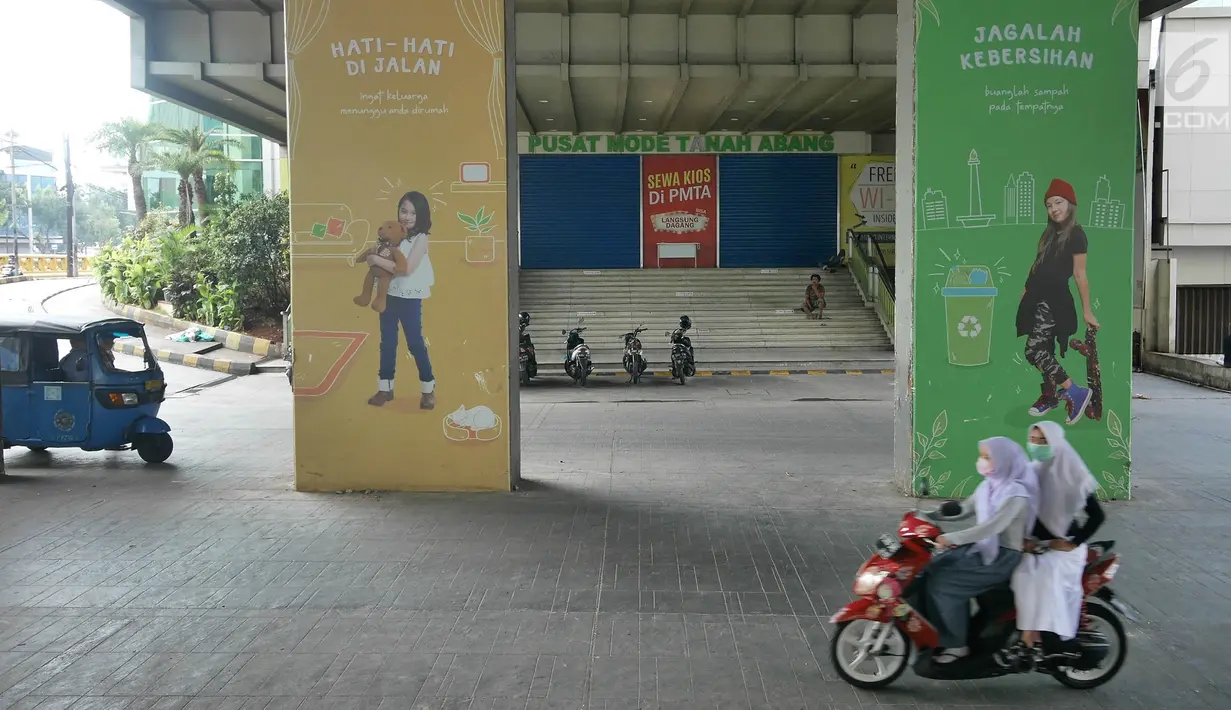 Pengendara sepeda motor melintasi pasar Blok A Tanah Abang, Jakarta, yang tutup pada Kamis (23/5/2019). Pengelola Pasar Tanah Abang menutup sementara aktivitas perdagangan demi mengantisipasi dampak kericuhan Jakarta dalam beberapa hari ini. (Liputan6.com/Herman Zakharia)
